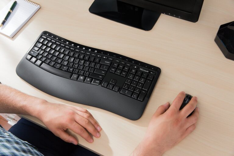 The Evolution and Advantages of Wireless Keyboards for Office Use